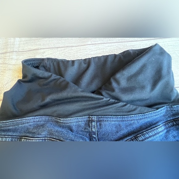 Isabel Maternity by Ingrid & Isabel Bermuda Denim Shorts Size 4 - Picture 4 of 5